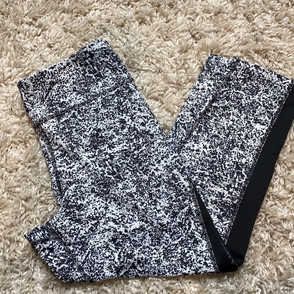 Express Capri medium leggings